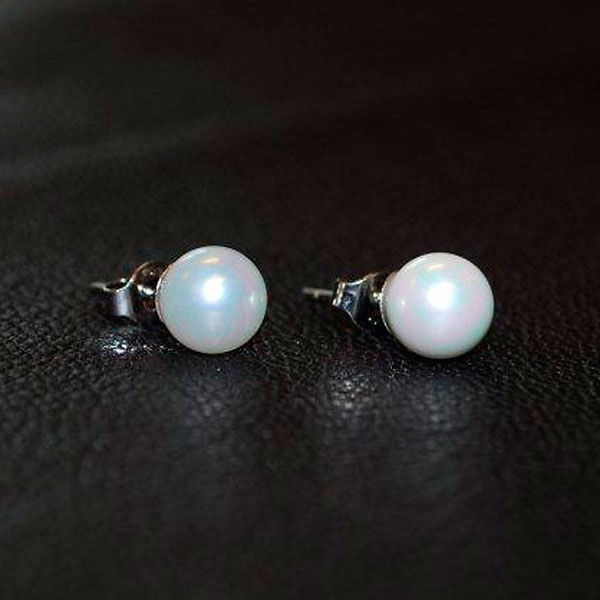 En elegant Pärlor Örhänge 6 mm,  med naturligt utseende och känsla. Detaljerad utformning med realistiskt bladverk. 