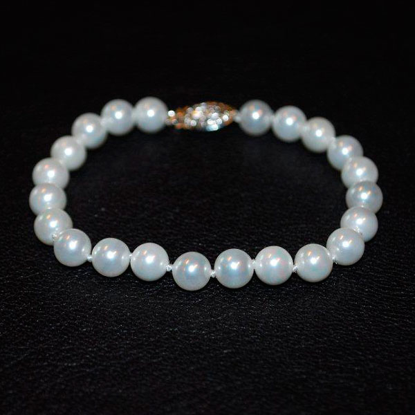 En elegant Pärlor Armband 6 mm,  med naturligt utseende och känsla. Detaljerad utformning med realistiskt bladverk. 