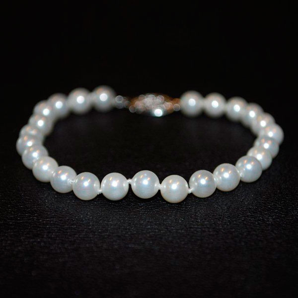 En elegant Pärlor Armband 7 mm,  med naturligt utseende och känsla. Detaljerad utformning med realistiskt bladverk. 