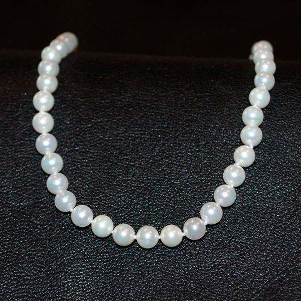 En elegant Pärlor Halsband 6 mm,  med naturligt utseende och känsla. Detaljerad utformning med realistiskt bladverk. 
