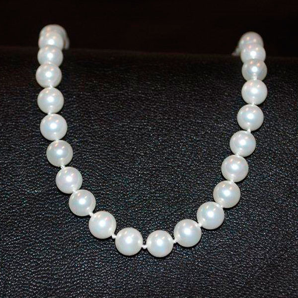 En elegant Pärlor Halsband 8 mm,  med naturligt utseende och känsla. Detaljerad utformning med realistiskt bladverk. 