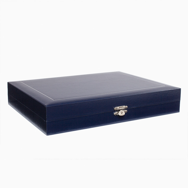 En elegant Bestickschatull universal,  med naturligt utseende och känsla. Detaljerad utformning med realistiskt bladverk. 