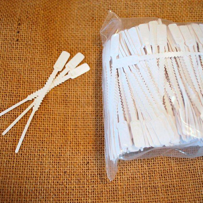 En elegant Prislappar plast,  med naturligt utseende och känsla. Detaljerad utformning med realistiskt bladverk. 